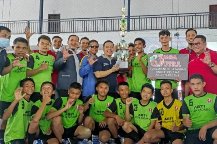 Juara Turnamen Bola Tangan Antar Pelajar Kota Padang