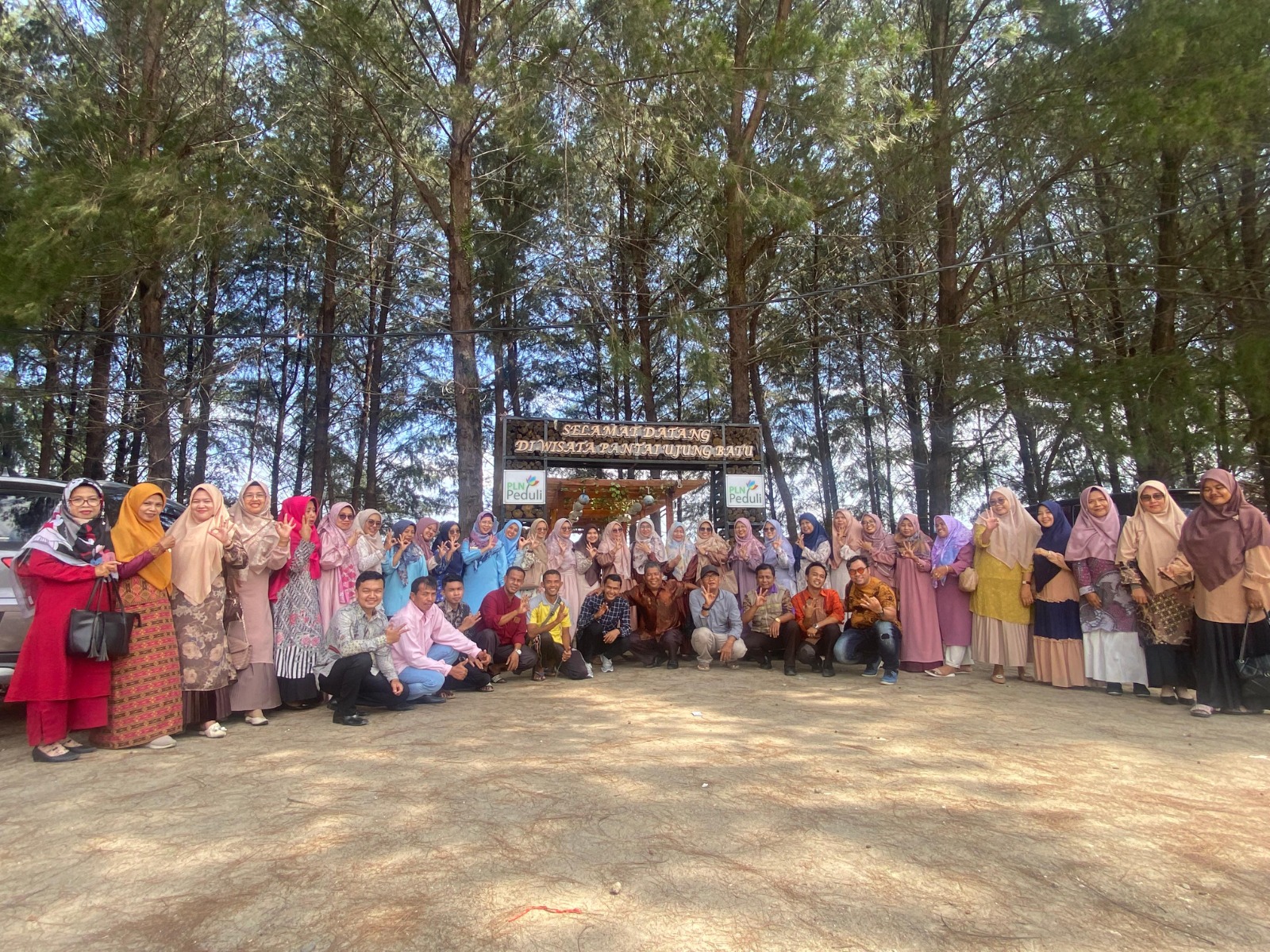 Lokakarya SMP Negeri 32 Padang Suasana Asik & Ceria di Pantai Ujung Batu